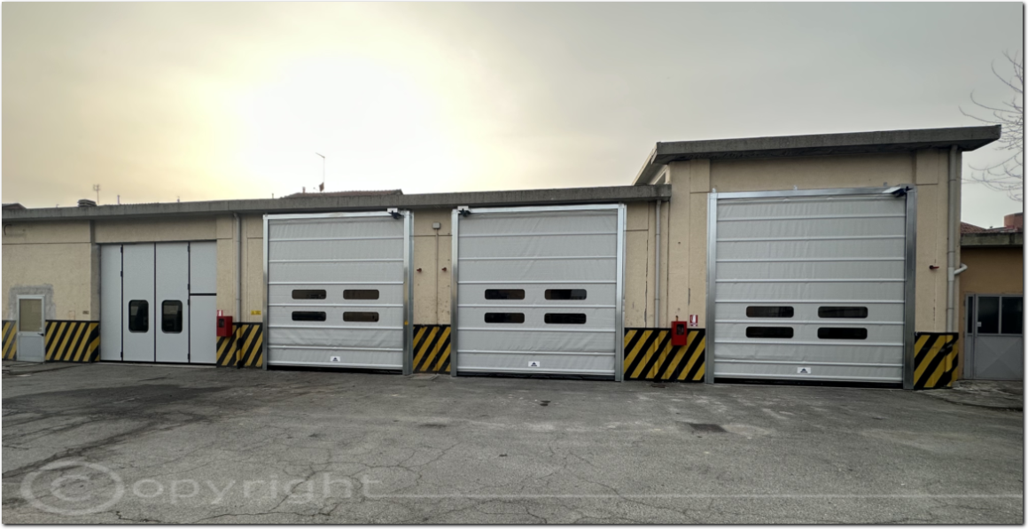 Portone a libro manuale con porta uscita di sicurezza, portoni ad impacchettamento rapido